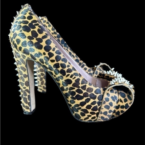 VINCE CAMUTO CHEETAH PONY PUMPS Women’s Size: 6.5 - Picture 1 of 9